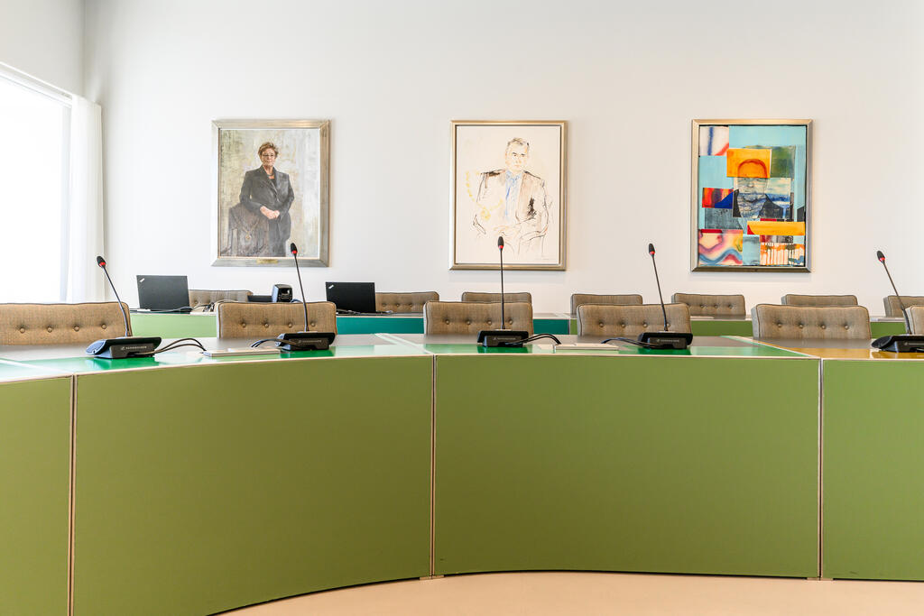 Kaupunginhallituksen istuntosalin seinällä on entisten kaupunginjohtajien muotokuvia. Kuva: Sakari Röyskö