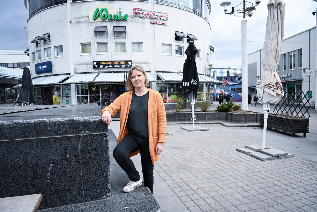 Silja Uusitalo toivoo, että Kontulan ostoskeskusta uudistettaessa huomioidaan historialliset ja arkkitehtoniset arvot, ja että nykyiset toimijat voivat jatkaa. Kuva: Kimmo Brandt