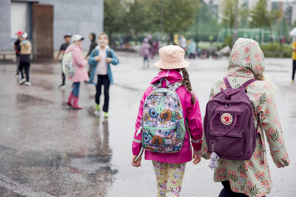 En stor del av barnen och ungdomarna i Helsingfors tycker om att gå i skolan och upplever att de är en viktig del av skol- eller klassgemenskapen. Bild: Maija Astikainen