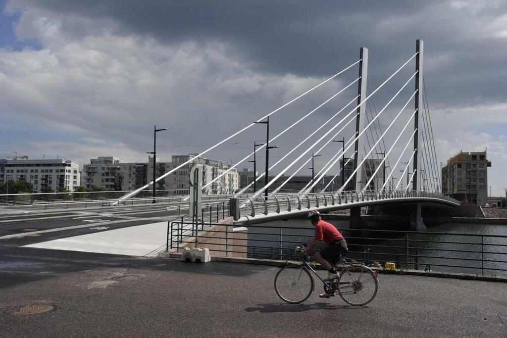 Crusellin sillan muotoilussa on huomioitu kävely- ja pyöräilyreitit. Kuva: Vladimir Pohtokari