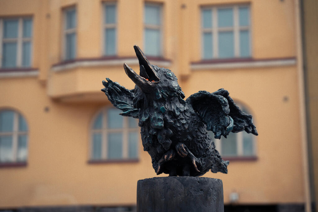 Vaasanpuistikko now features the artwork set Torille! (‘To the Market Square!’) by visual artist Komugi Ando and visual artist and designer Teemu Salonen.The set, inspired by a classical sculpture park, dreams and the bustle of the market, consists of five sculptures placed on pillars.  Photo: Veeti Hautanen