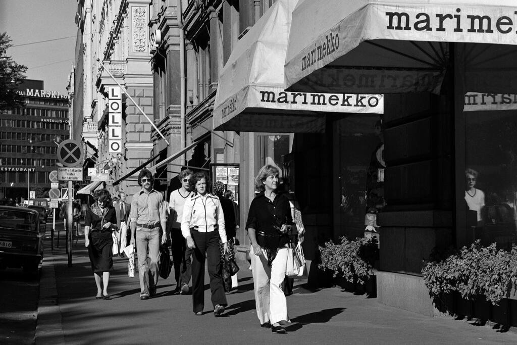 Jalankulkijoita Pohjoisesplanadi 31:n, Marimekon myymälän, edustalla vuonna 1977. Kuva: Helsingin kaupunginmuseo / Volker von Bonin