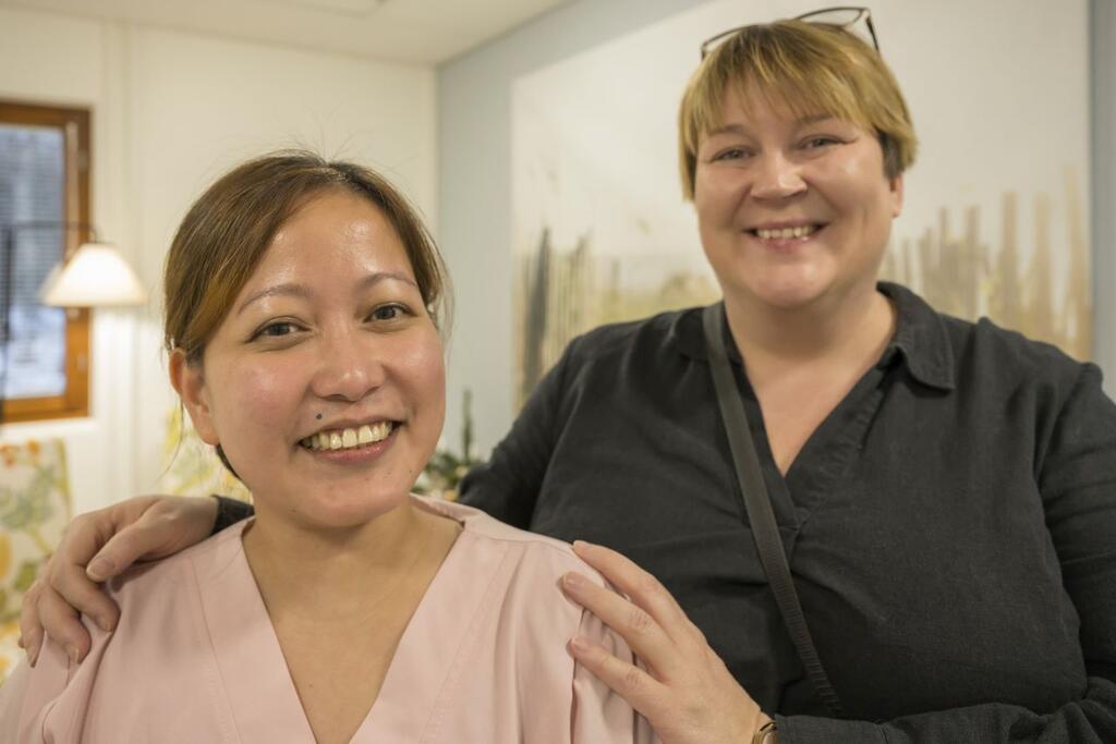 Jenelyn Malana and Mira Naakka are pleased with the smooth cooperation on the ward.