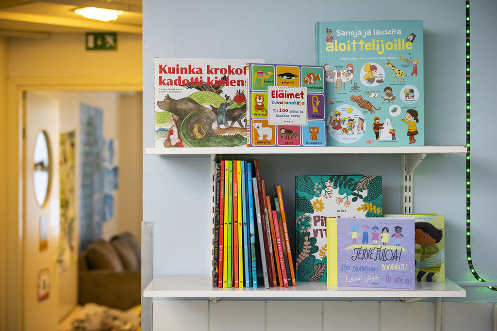 Päiväkodissa on paljon kiinnostavia kirjoja esillä. Kuva: Antti Nikkanen