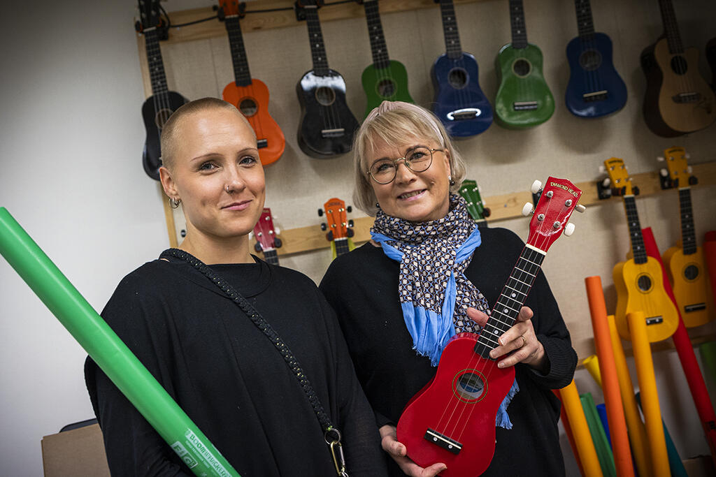 Physical Education and Dance Teacher Vilma Suhonen and Music Lecturer Pia Sandström urge pupils to approach the aptitude test with an open mind. “The most important thing is to have the courage to try.” Photo: Antti Nikkanen