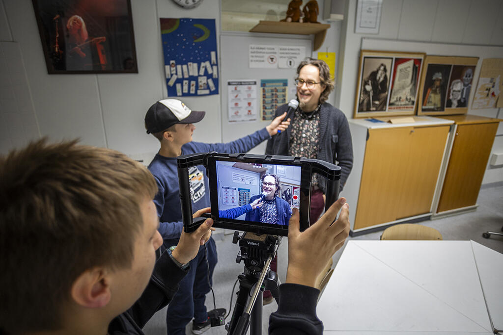 All pupils nearing the end of sixth grade are welcome to apply for weighted curriculum education in media. “Courage, teamwork skills and curiosity are considered advantages,” says Arto Alho, teacher of media education and mother tongue and literature.  Photo: Antti Nikkanen