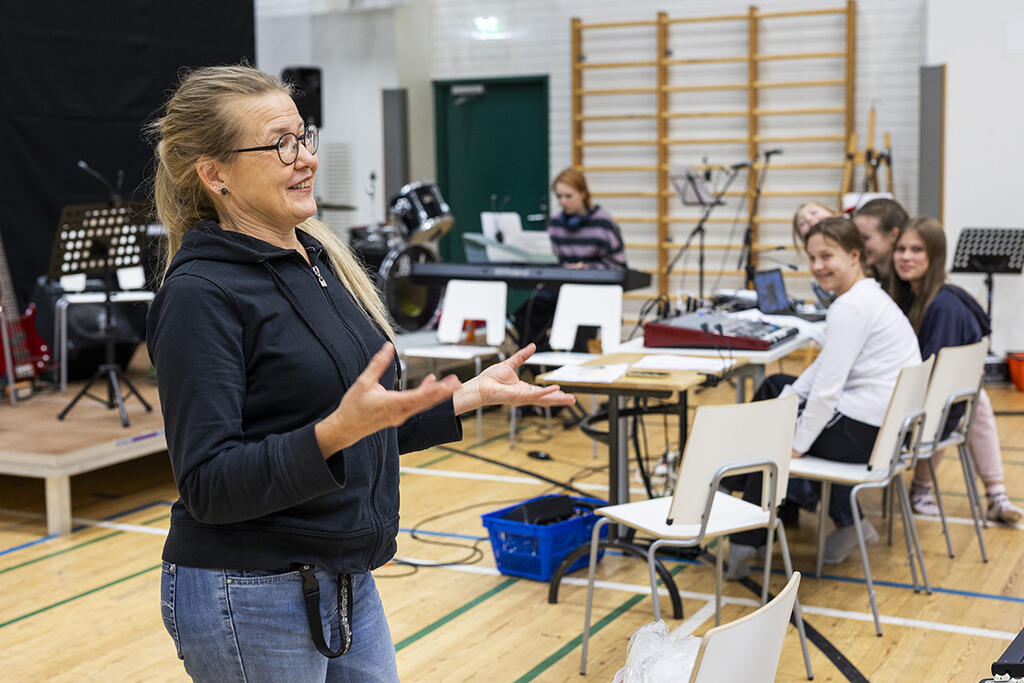 Ninth grade pupils in weighted curriculum education in music at Vuoniitty Comprehensive School put on a musical as their final project. “The pupils look forward to the premiere all throughout lower secondary school,” says Music Teacher Susanna Hallaste.  Photo: Antti Nikkanen
