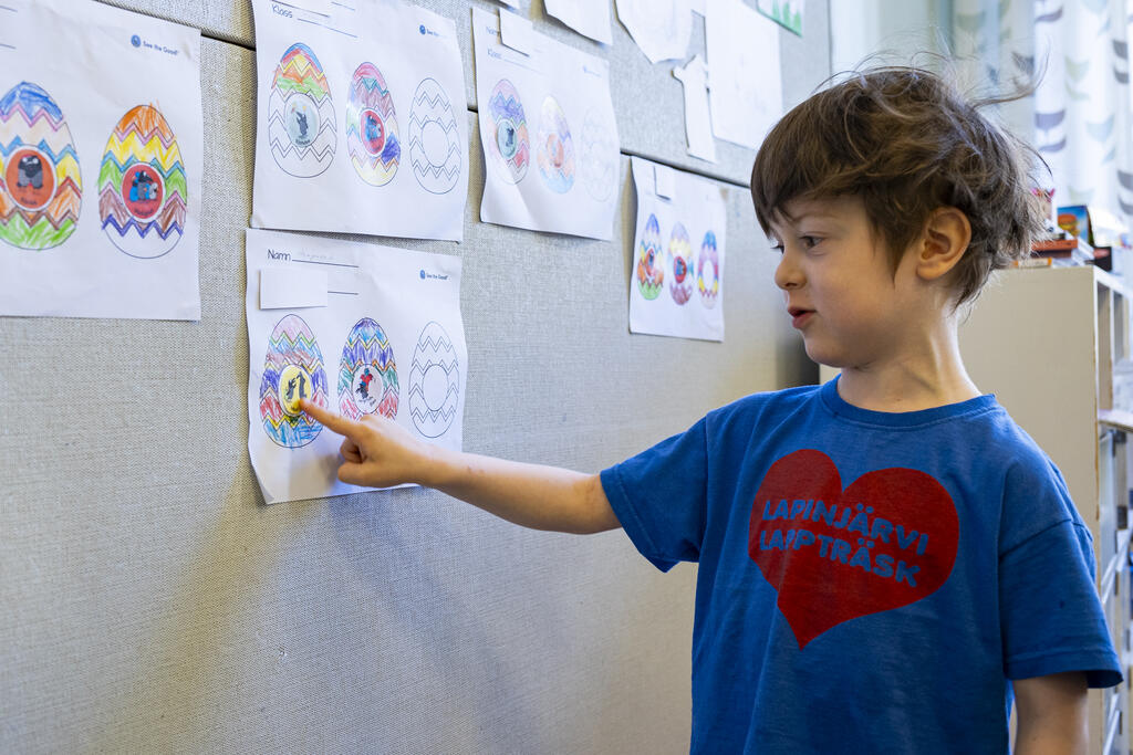 Vid daghemmet Fylgia-Solhem har barnen som en del av den positiva pedagogiken fått välja ut styrkor som beskriver dem. Leo har valt "mod" och "sisu". Bild: Antti Nikkanen