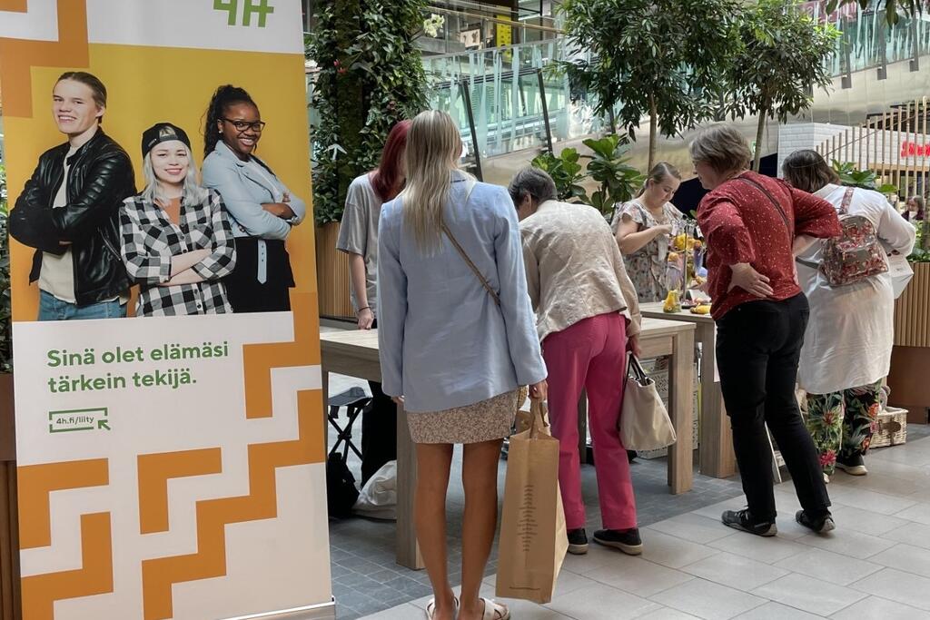 Kauppakeskus Sellossa Espoossa järjestettiin 25.–29.7. myyjäiset, joissa kesäyrittäjyysohjelman osallistujilla oli oma myyntipöytä.  Kuva: Pääkaupunkiseudun 4H-yhdistys