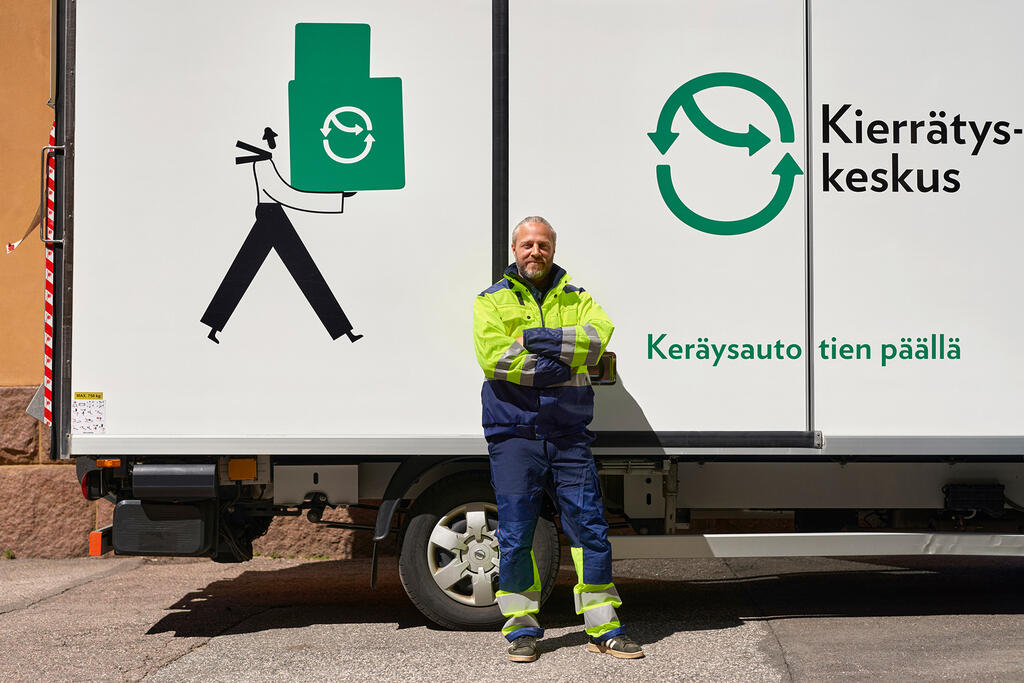 Kierrätyskeskuksen keräysautoon otetaan vastaan hyväkuntoisia mattoja, leluja, retkeilyvälineitä, työkaluja ja muuta kodin käyttö- ja sisustustavaraa. Kuva: Otto Virtanen