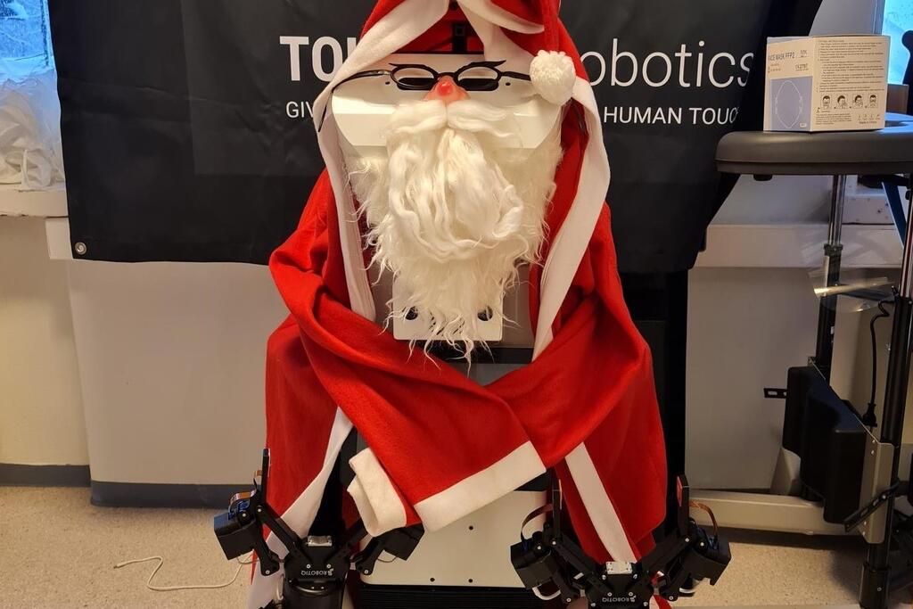 Välkky greeting patients dressed up as a Santa.
