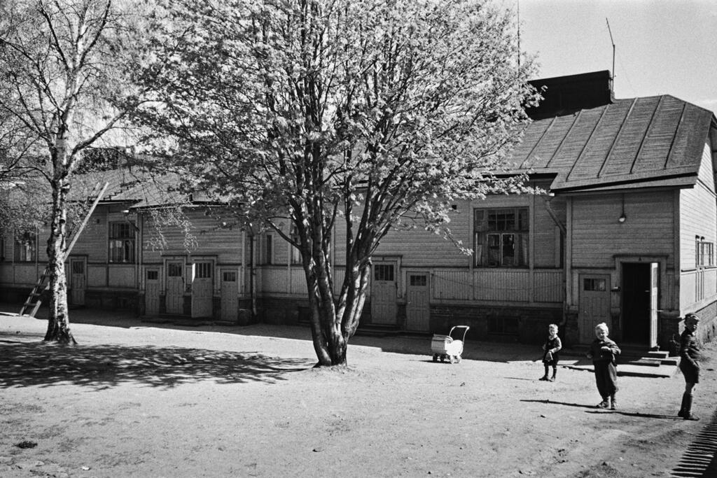 The building's courtyard in 1948. Photo: Eino Heinonen / Helsingin kaupunki