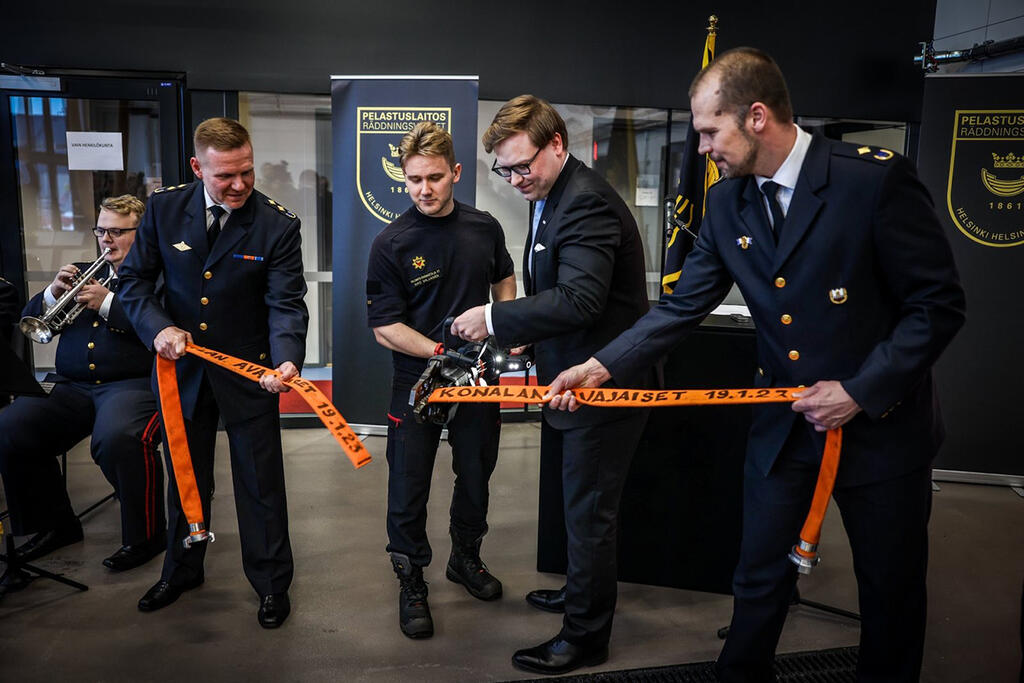 Pelastuskomentaja Jani Pitkänen ja Helsingin apulaispormestari Daniel Sazonov katkaisemassa nauhan Konalan pelastusaseman avajaisissa 19. tammikuuta. Kuva: Ossi Pietiläinen