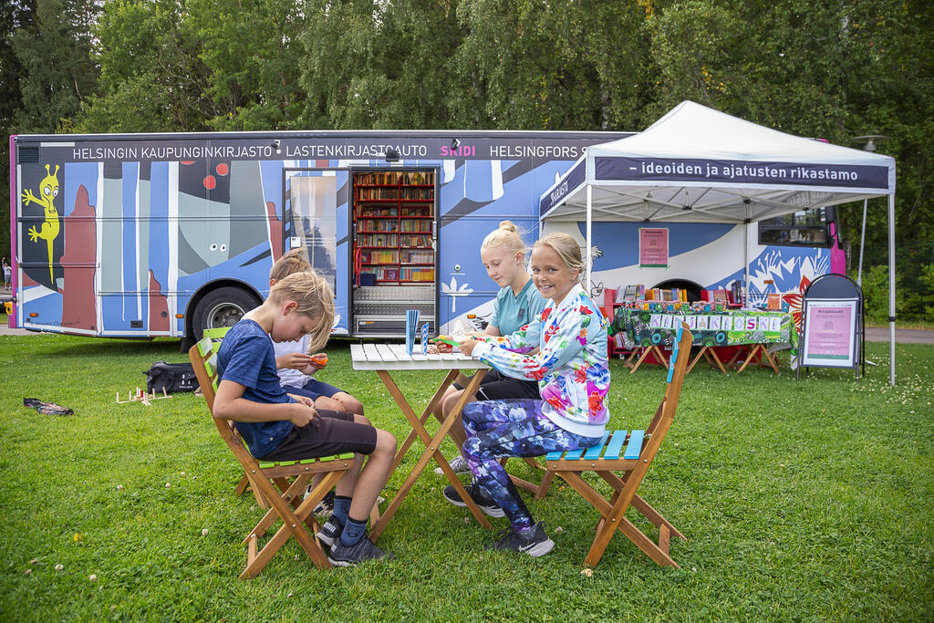 Lastenkirjastoauto vierailee leikkipuistoissa kesäkuussa. 
