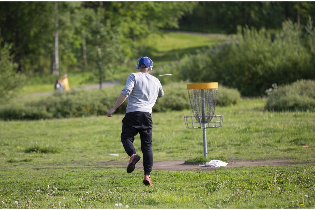 En frisbeegolfbana med 18 hål planeras i Svedängshöjdens idrottspark.  Bild: Marja Väänänen