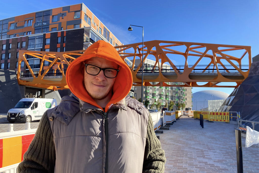 Jätkäsaarelainen Allan Rosbäck on tyytyväinen, että uusi silta avattiin vihdoin.  Kuva: Pipsa Sinkko-Westerholm