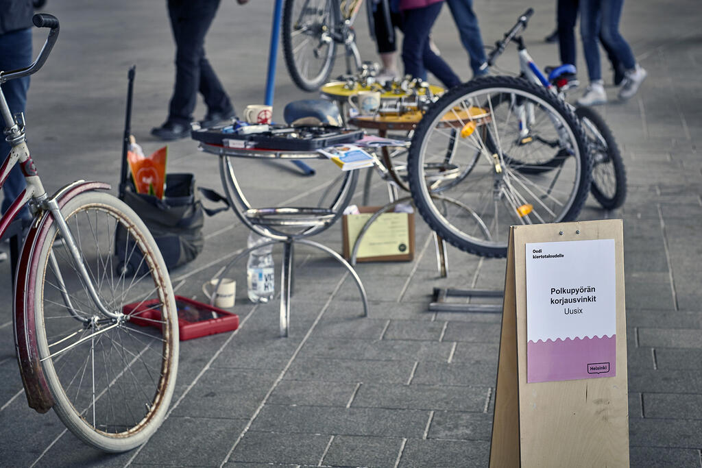 Kiertotaloustapahtumassa saa muun muassa neuvoja polkupyörän keväthuoltoon. Kuva: Riku Pihlanto