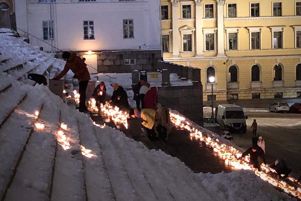 Tilaisuuden päätteeksi Ukrainalaisten yhdistys Suomessa ry keräsi kynttilät ja toimittaa ne Ukrainaan rintamalle, jossa niiden steariinia hyödynnetään energia- ja valolähteenä.  Kuva: Taru Itälinna