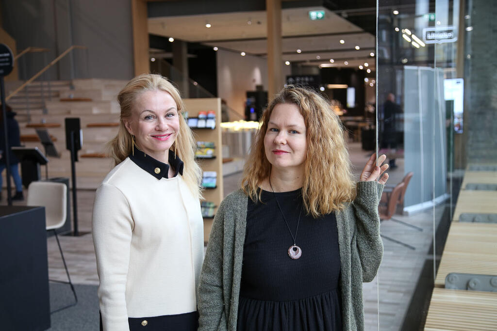 Chefen för Helsingfors stads finskspråkiga studerandevård Riina Ståhlberg och Ilona Fagerström, samordnare för våld i nära relationer,  jobbar för att förebygga våld i nära relationer.  Bild: Sanna Wallenius