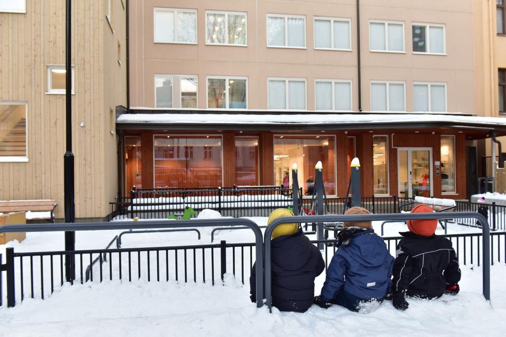 Lapset nauttivat talvisäästä Iso Roobertinkatu 23:n päiväkodin sisäpihalla. Kuva: Teina Ryynänen / Helsingin kaupunkiympäristö