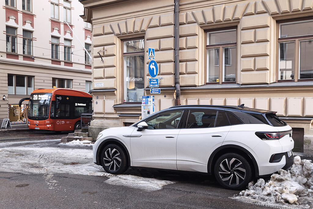 Sähköautoja talvisella kadulla Helsingissä.