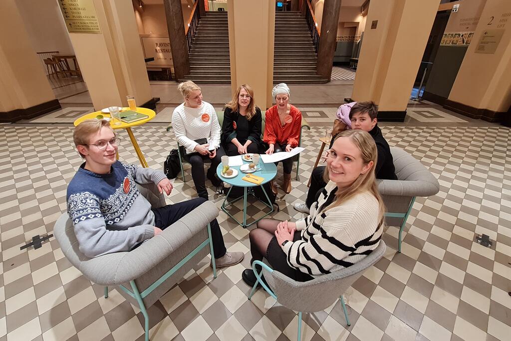 Rektorerna, lärarna och studerandena vid Vuosaari lukio har samlats för att planera de gymnasiespecifika målen. Bild: Helena Antikainen