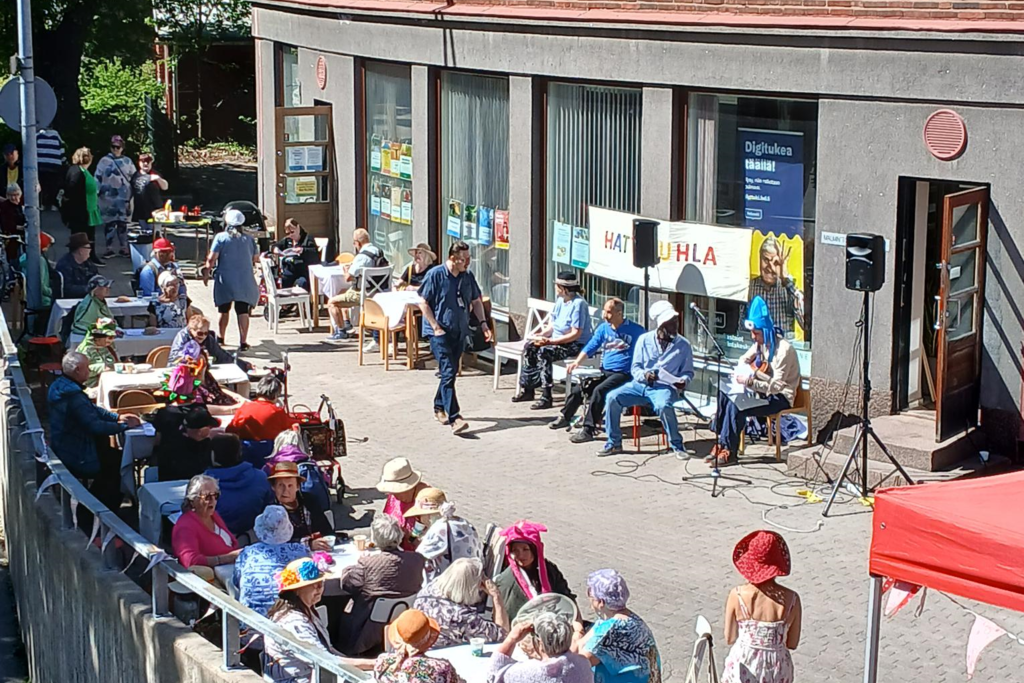 Yhteisötalot olivat mukana järjestämässä Hattujuhlaa Malmilla aiemmin tänä kesänä.  Kuva: Kimmo Ahlman
