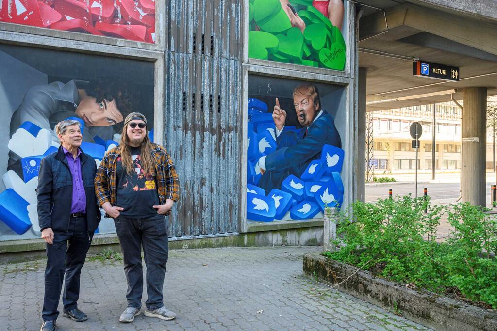 Muraalit tuovat Itä-Pasilaan oman tärkeän kulttuurin leimansa. Markku Lemmetty seisoo suosikki muraalinsa edessä yhdessä poikansa Leo Lemmetyn kanssa. Kuva: Kirsi Riipinen