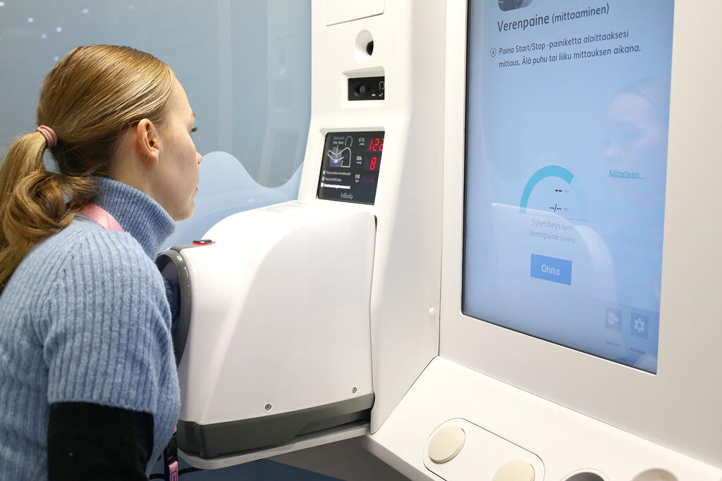  Clients said they have found the self-check stations easy to use, with satisfaction standing very high with a Net Promote Score (NPS) of +92, on a score range of -100 to +100.  Photo: Katariina Kuronen