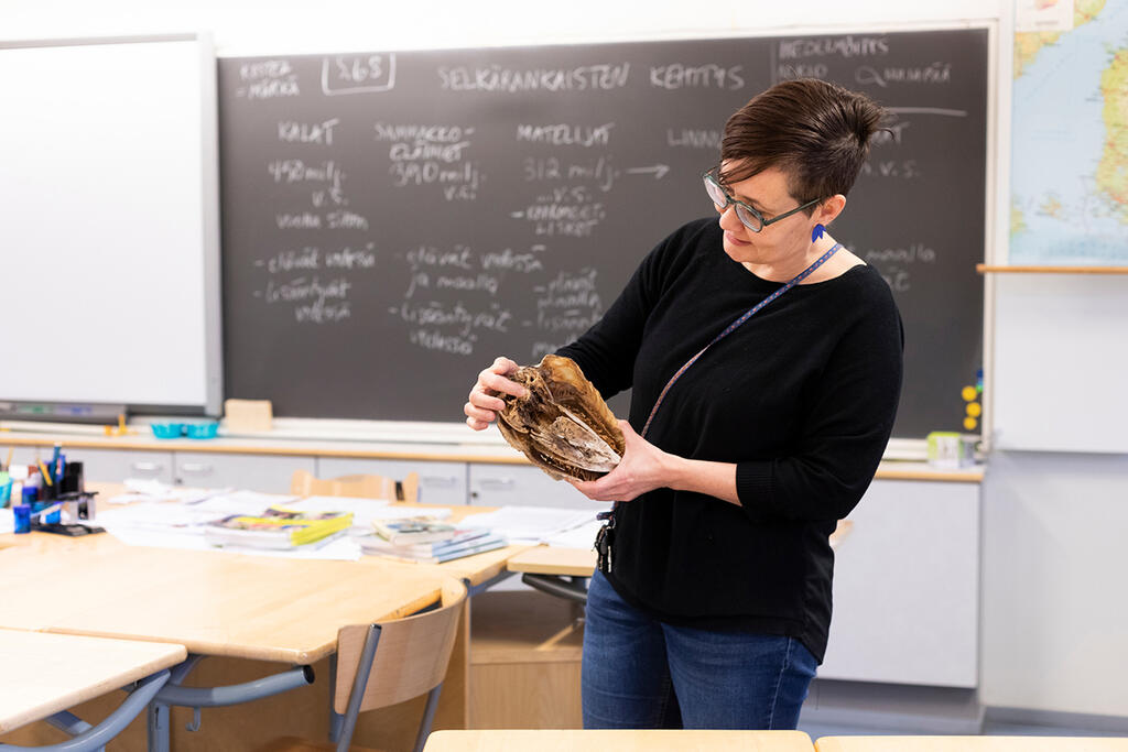 Leena Jämsén opettaa biologiaa ja maantietoa oppilaille, joilla on monia kotikieliä. Kuva: Laura Oja