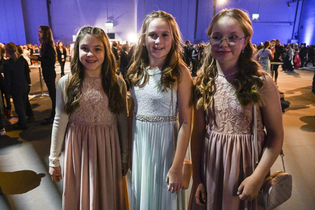 Matilda, Melina ja Ella olivat jännittäneet juhlia varhaisesta aamusta saakka. Kuva: Kimmo Brandt