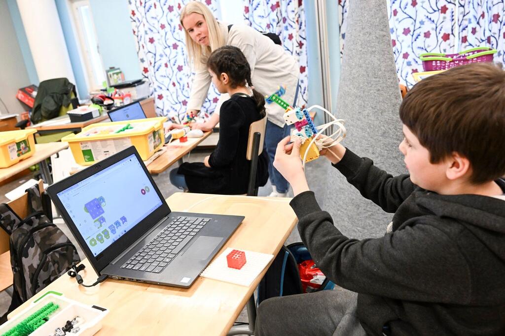 A suggestion made during a previous OmaStadi round made it possible to arrange a robotics club at Vuoniitty comprehensive school.  Photo: Kimmo Brandt.