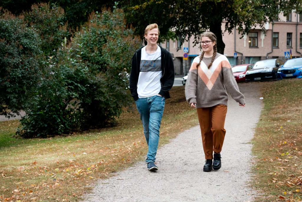 Studerandena Erkki Madisson från Stadin AO och Miina Romppanen från gymnasiet Kallion lukio har varit nöjda med starten på sina studier. Bild: Jussi Helttunen