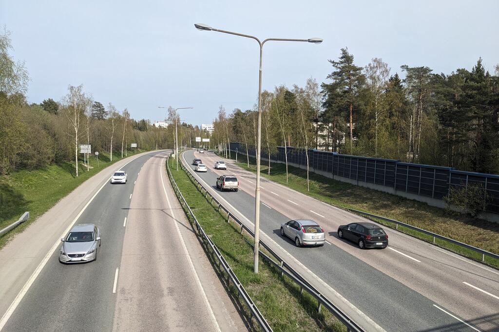 Näkymä Proffesorintien sillalta itään kohti Huopalahdentietä. Kuva: Jaakko Pohjala.