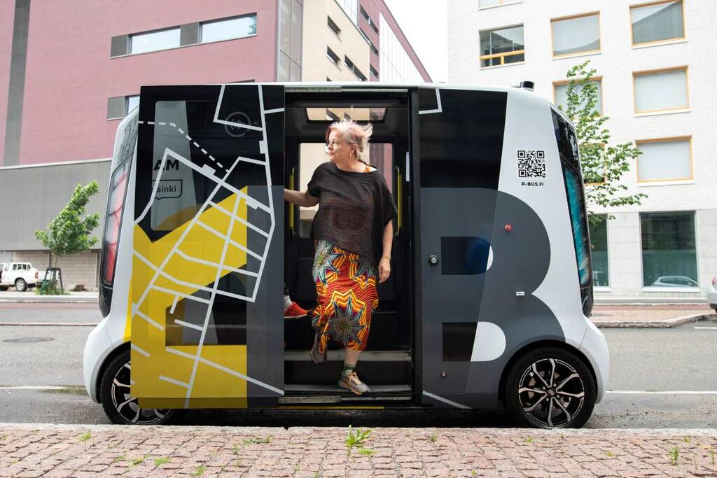 R-Bus-robottibussiin mahtuu kuusi matkustajaa kerrallaan. Kuva: HAM/Sonja Hyytiäinen