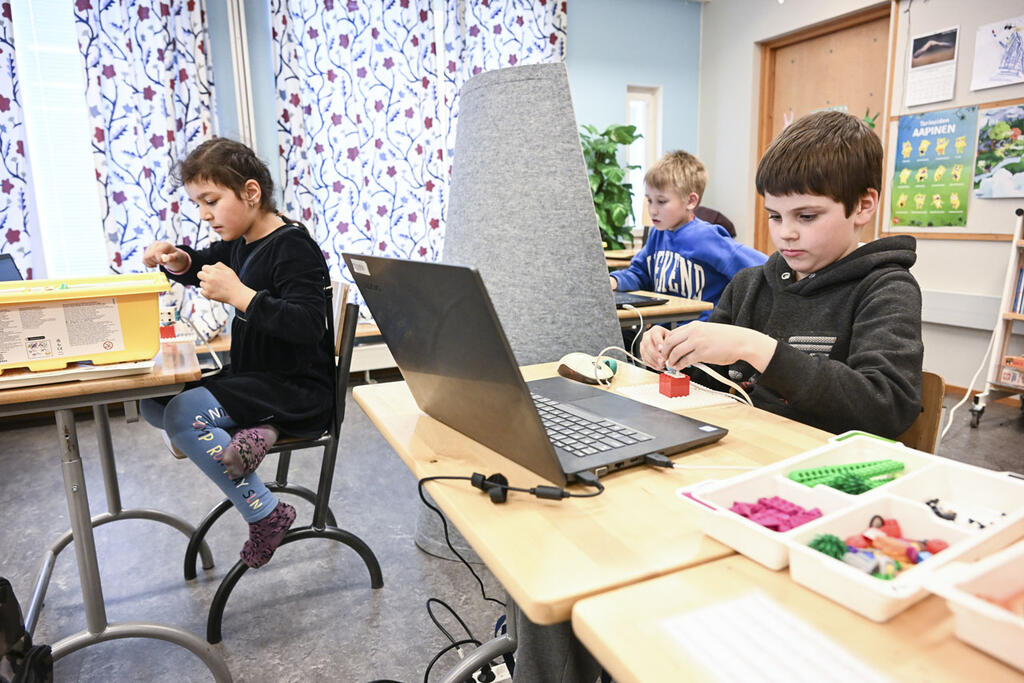 The schoolchildren find robot clubs the most enjoyable way to build robots. Photo: Kimmo Brandt.