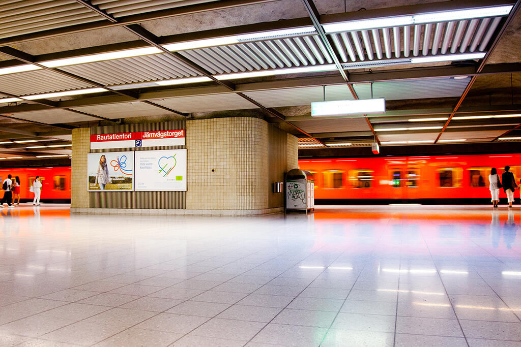 Rautatientorin metroasema on suljettu 3.6.–1.9., koska asemalla tehdään muutostöitä muun muassa paloturvallisuuden ja liikennöinnin sujuvuuden parantamiseksi. Kuva: Kaupunkiliikenne Oy