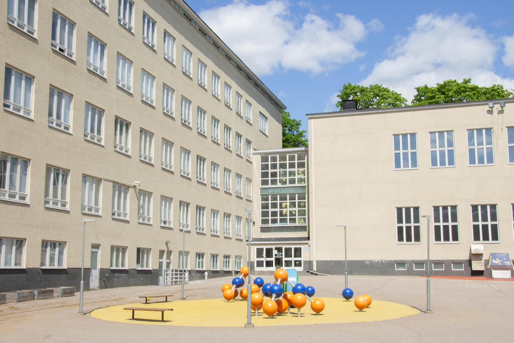 The school building of Ressu Comprehensive School  was completed in 1939 and it is the last one of the four school buildings designed by architect Gunnar Taucher in the 1930's. Photo: Karo Pirkkalainen