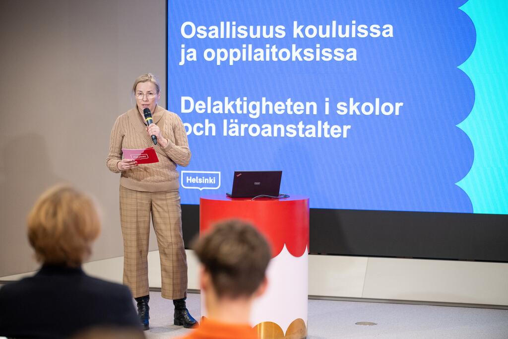 Toimialajohtaja Satu Järvenkallas kertoi, että osallisuuskokemusta sekä osallisuusosaamista ja -ymmärrystä halutaan vahvistaa kaikilla toimialoilla. Vahvistettaviin teemoihin kuuluu myös moniäänisyys. Kuva: Sakari Röyskö