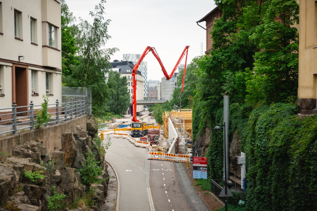 Baanalla rakennetaan sekä siltaa että kunnallistekniikkaa.  Kuva: Esa-Pekka Nikunen