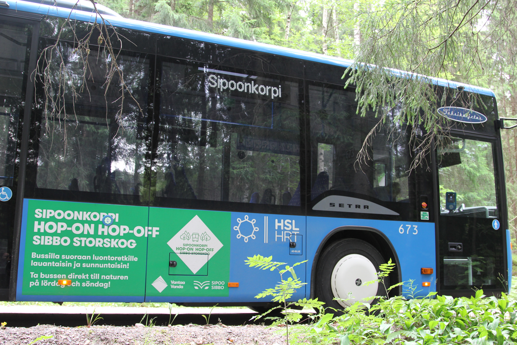 Sibbo storskogs Hop-On Hop-Off-buss trafikerar på veckoslut under sommaren den 13 maj–1 oktober 2023.  Bild: Hele Teutari / Vantaan kaupunki
