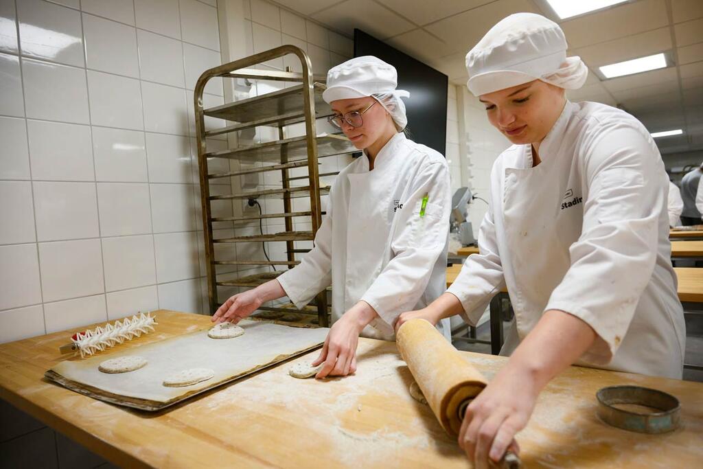 Opiskelijat Anna Mäenpää ja Karoliina Maukonen valmistavat leipiä myyntiin Safkabiiliin. Kuva: Jussi Helttunen