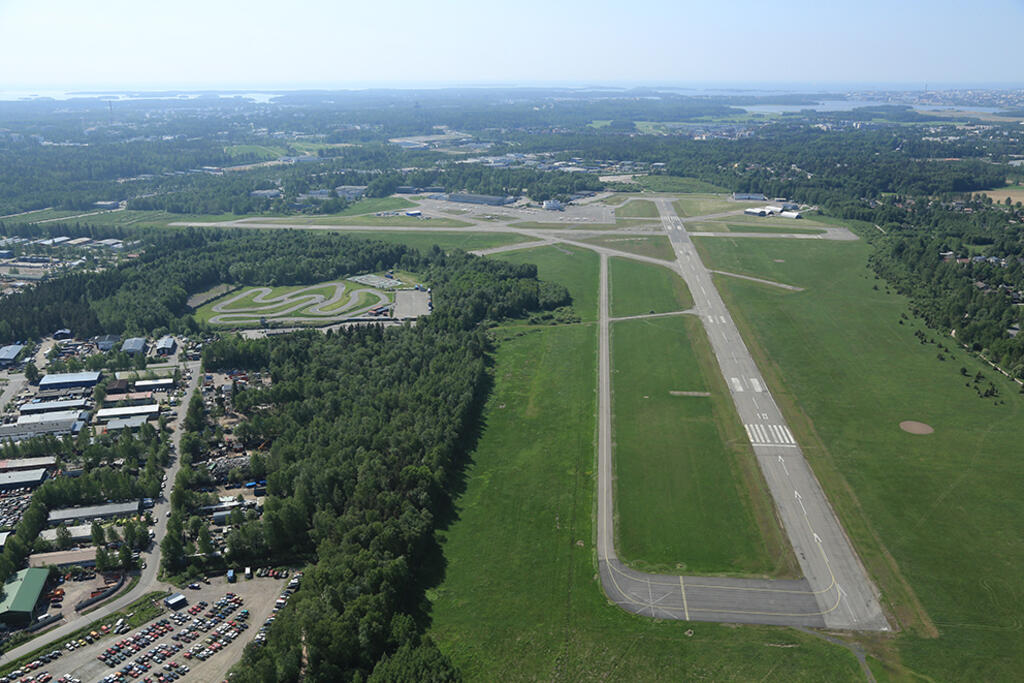 Logistikområdet placeras i flygfältets norra del. Bild: Suomen Ilmakuva (2020)