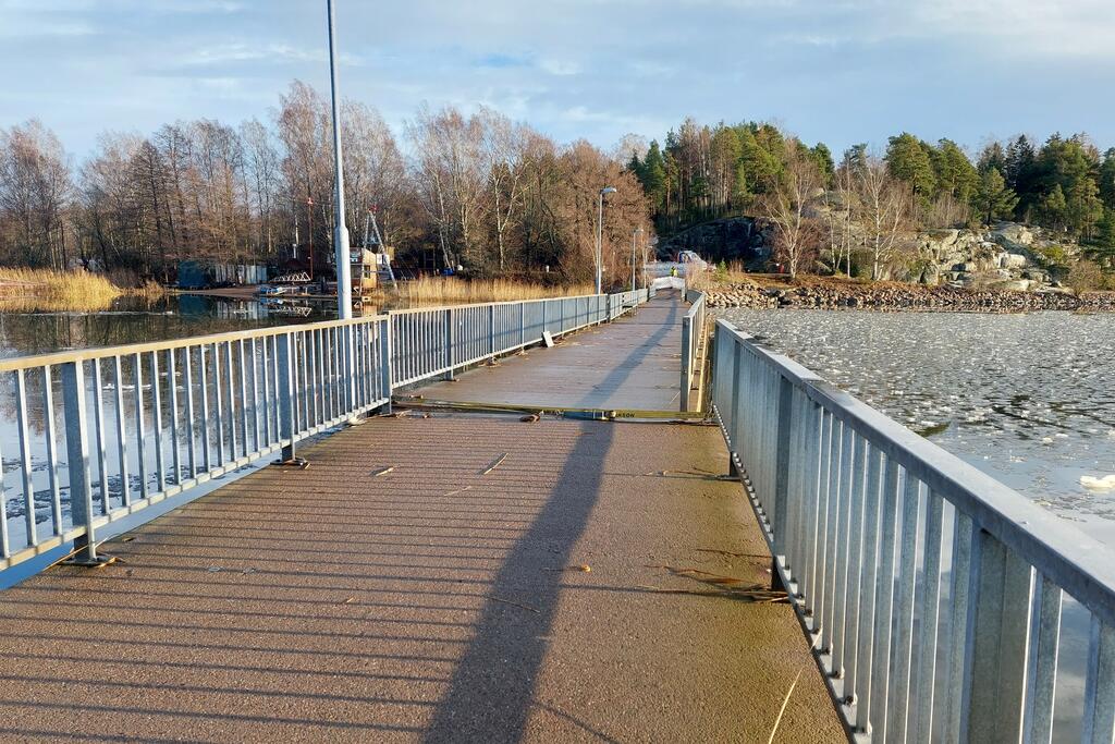 Helsingin kaupunki on vienyt ”Sillalla liikkuminen kielletty” -merkkejä sillan molempiin päihin.  Kuva: Riku Kytö