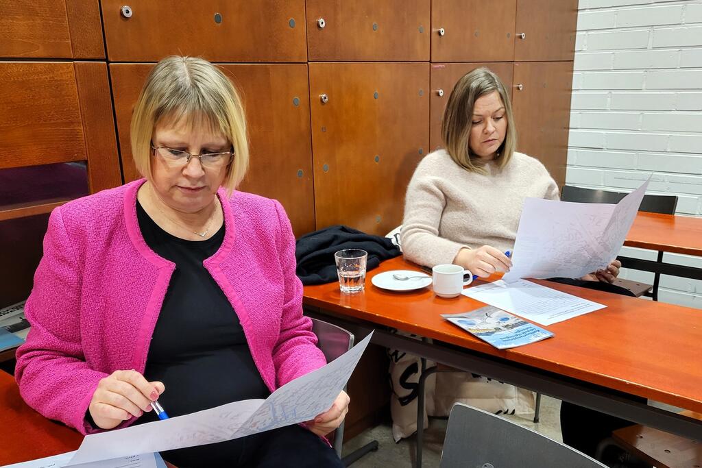 Marja Laurila ja Anita Jänis-Jasim osallistuivat työpajaan.  Kuva: Katja Alaja