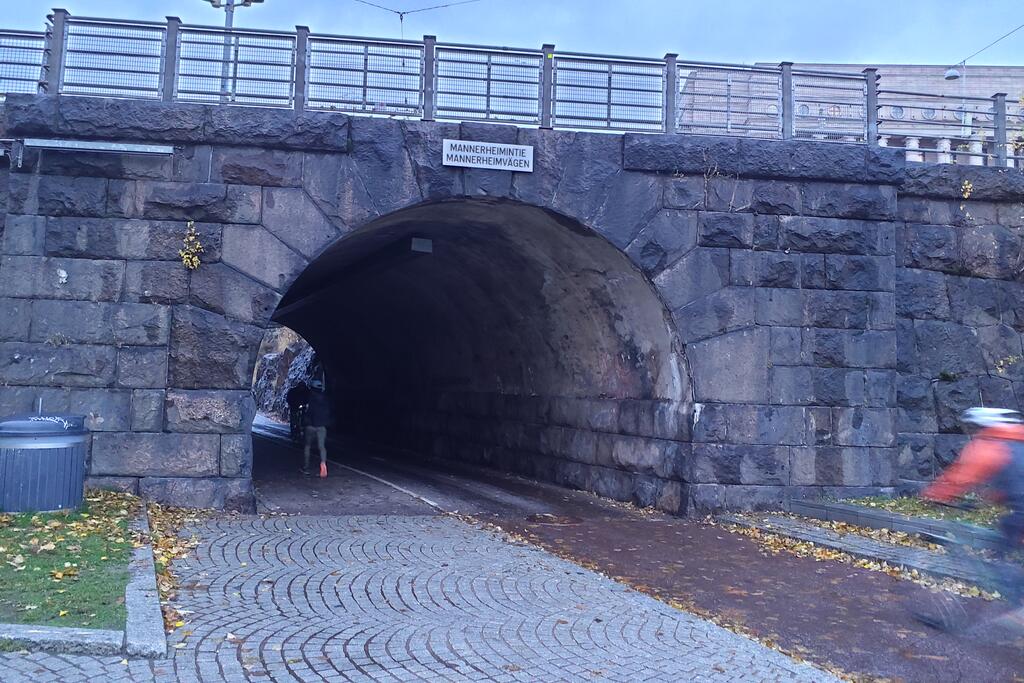 Bron och gång- och cykeltunneln på Mannerheimvägen.