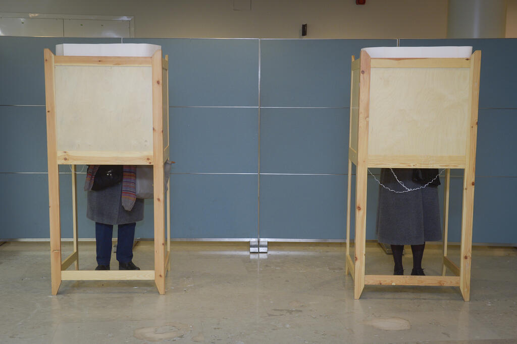 Äänestäjiä äänestyskopeissa Helsingin kaupungintalolla