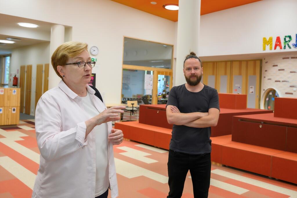 Två av Johanna Kallios barn går på daghemmet på Vaapukka och det tredje går i skolan. Antti Lehto-Raevuori, områdeschef för småbarnspedagogiken, tar emot hennes beröm. Bild: Kirsi Riipinen