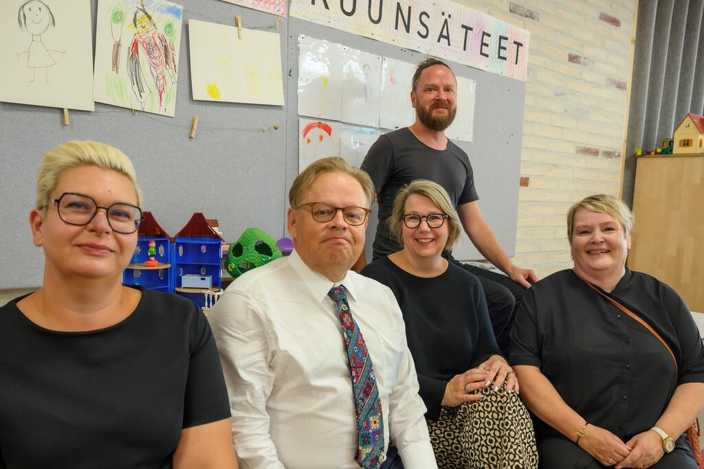 En god förmiddag på Vaapukka: Aliisa Ranta, rektor på lågstadieskolan Puotilan alakoulu, Juhana Vartiainen, borgmästare, Johanna Laisaari, biträdande borgmästare, Antti Lehto-Raevuori, områdeschef för småbarnspedagogiken, och Jarna Mäki, daghemsföreståndare är samlade. Bild: Kirsi Riipinen