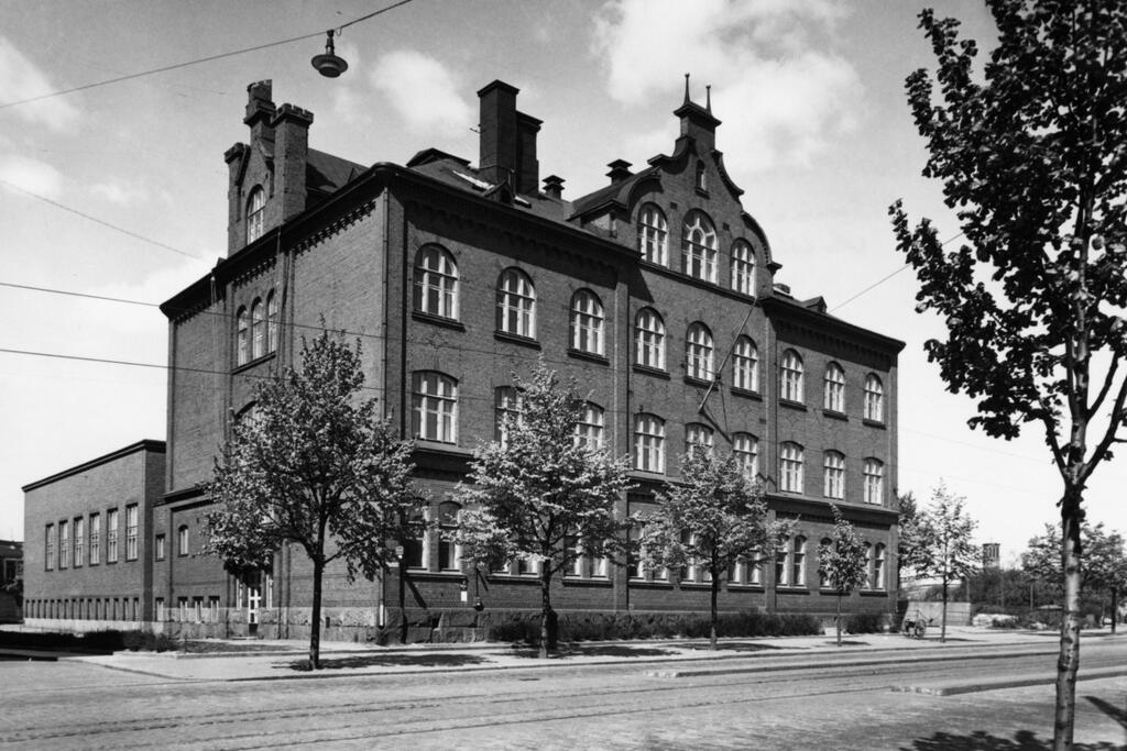 Arkkitehti Theodor Höijer on suunnitellut Vallilan ala-asteen rakennuksen. Koulua laajennettiin Gunnar Taucherin suunnittelemalla liikuntasiivellä 1935.  Kuva: Aarne Pietinen Oy / Helsingin kaupunginmuseo.